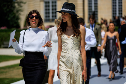 beige dress, black hat, christian dior, graphic dress, polka dot, printed dress, sunglasses, fashion week, frenchystyle, FW, jonathan paciullo, street style, PFW, PARIS, horizontal, atmosphere details, detail, AUTUMN WINTER 2018-2019, FALL WINTER 2018-2019, FW 18-19