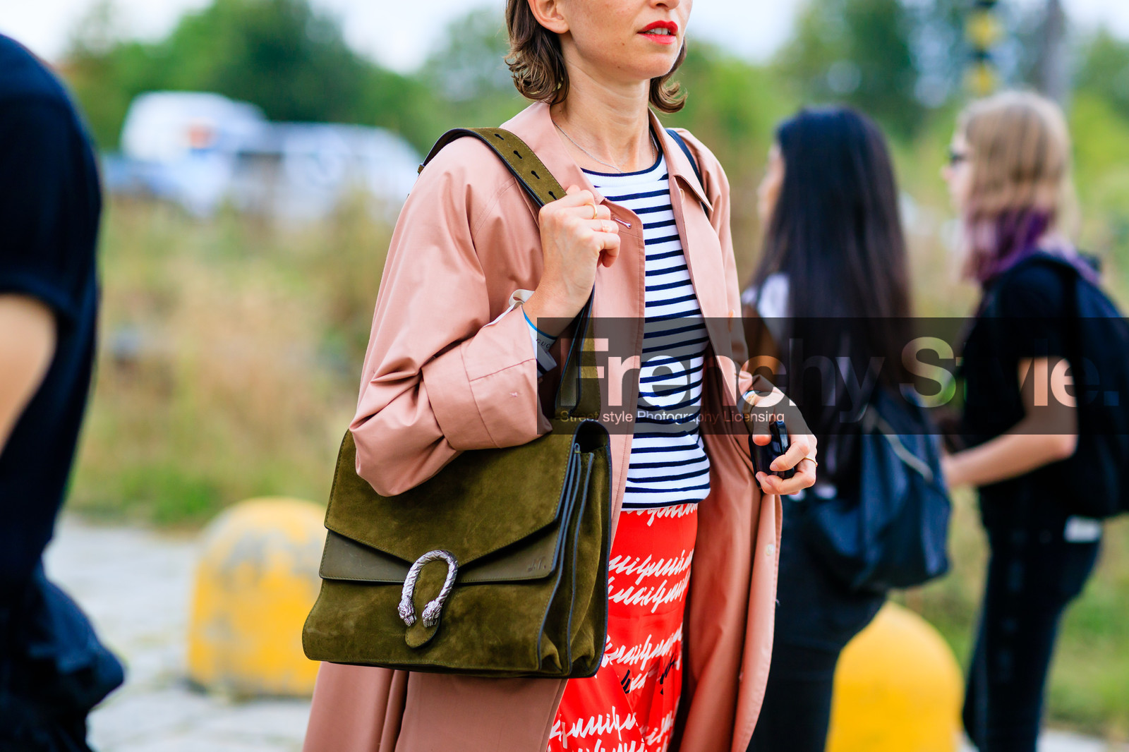 atmosphere details, detail, fashion week, frenchystyle, FW, green bag, gucci, horizontal, jonathan paciullo, leather bag, MFW, MILAN, pink coat, printed skirt, red skirt, SPRING SUMMER 2017, SS 17, street style, striped top, suede bag