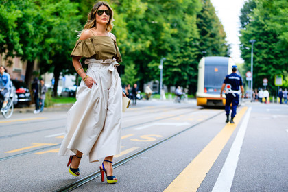atmosphere details, beige pants, blue sandals, bracelet, brown top, bulgari, fashion week, frenchystyle, full length, FW, gold bag, golden bag, golden jewelry, high heels, high waist, horizontal, jonathan paciullo, leather shoes, metallic bag, metallic clutch, MFW, MILAN, off the shoulder, printed clutch, SPRING SUMMER 2017, SS 17, street style, sunglasses, thassia naves, trousers, velvet, watch, wide pants