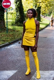 boots, color, courreges boots, courreges look, Dina Asher Smith, high boots, leather bag, leather boots, leather skirt, mini skirt, monochrome, skirt, top, turtleneck, yellow monochrome, yellow skirt, yellow top, yellow turtleneck, street style, jonathan paciullo, FW, frenchystyle, fashion week, PFW, PARIS, SPRING SUMMER 2022, SS 22, vertical, full length