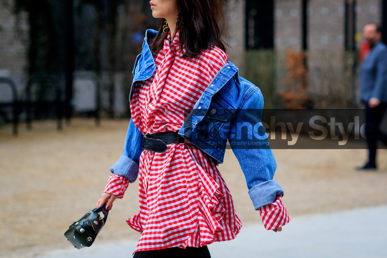 atmosphere details, AUTUMN WINTER 2017-2018, AW 17-18, black bag, blue denim, checked shirt, denim jacket, detail, FALL WINTER 2017-2018, fashion week, frenchystyle, FW, FW 17-18, gingham, graphic shirt, green bag, horizontal, jonathan paciullo, leather bag, LFW, LONDON, plaid, printed shirt, red shirt, ruffled shirt, street style, tods