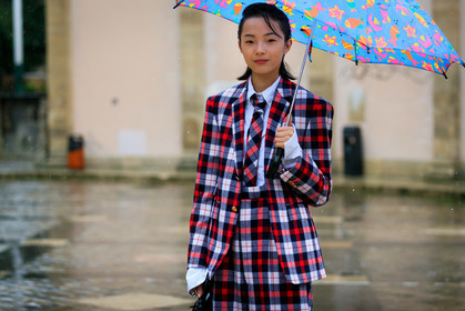 model, red jacket, red pants, red tie, black jacket, black pants, black tie, checked jacket, checked pants, checked tie, plaid jacket, plaid pants, plaid tie, white jacket, white pants, white tie, white shirt, thom browne jacket, thom browne look, thom browne pants, thom browne shirt, thom browne tie, fashion week, frenchystyle, FW, jonathan paciullo, street style, PFW, PARIS, horizontal, atmosphere details, detail