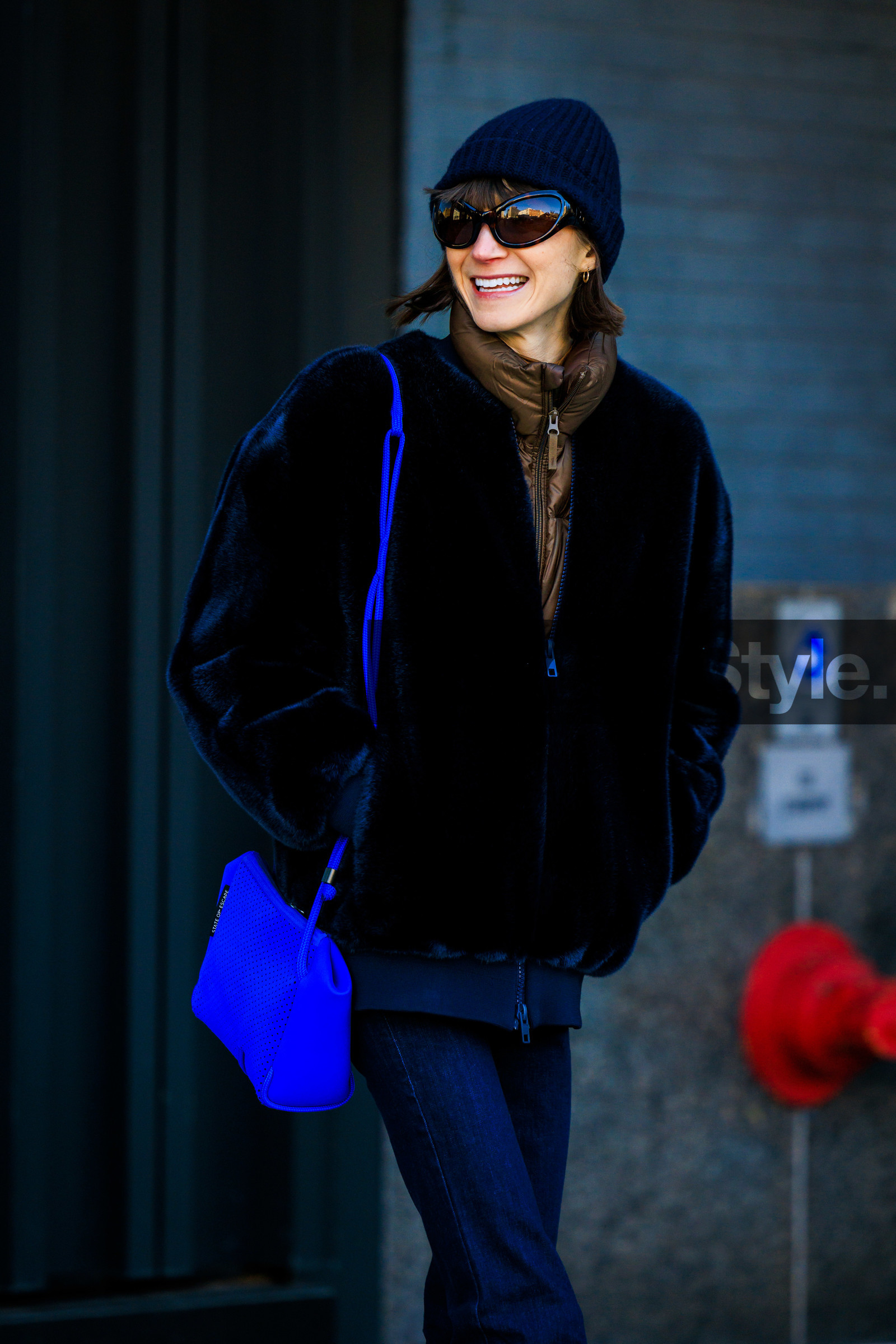 details, full black look, black pants, white, black jacket, black coat, furry coat, black beanie, black sunglasses, blue handbag, blue crossbody bag, brown puffed jacket, street style, jonathan paciullo, FW, frenchystyle, fashion week, NYFW, NEW YORK, AUTUMN WINTER 2022-2023, FALL WINTER 2022_2023, FW 22-23, vertical, atmosphere details