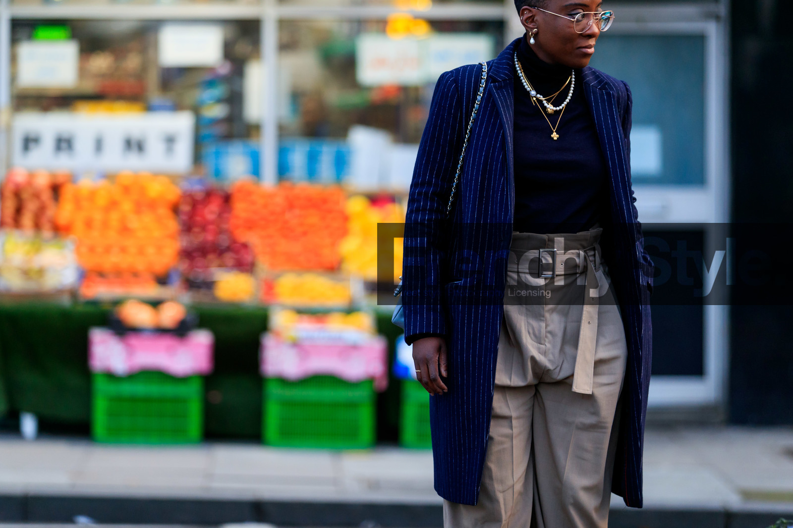 navy blue jacket, striped jacket, long jacket, black top, turtleneck top, beige pants, belted pants, carrot pants, high waist pants, multi necklace, multi earrings, golden earrings, golden necklace, pearl earrings, pearl necklace, aviator glasses, metalic frame sunglasses, fashion week, frenchystyle, FW, jonathan paciullo, street style, LFW, LONDON, AUTUMN WINTER 2020-2021, FALL WINTER 2020-2021, FW 20-21, horizontal, atmosphere details, detail