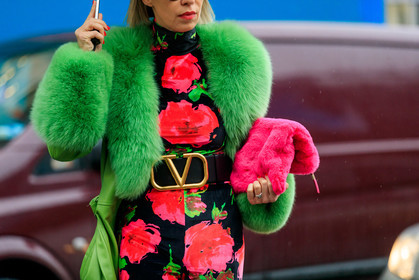 green leather jacket, green leather coat, fur coat, fur collar coat, black jumpsuit, pink jumpsuit, floral printed jumpsuits, tight jumpsuit, high collar jumpsuit, velvet jumpsuits, belted jumpsuit, black leather belt, valentino belt, big belt, pink clutch, close up detail, fashion week, frenchystyle, FW, jonathan paciullo, street style, PFW, PARIS, horizontal, atmosphere details, detail