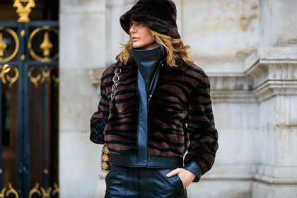 ece sukan, fur coat, fur hat, brown hat, brown coat, striped coat, striped hat, zebra printed coat, zebra printed hat, black leather coat, black leather pants, black leather top, high collar top, zipped coat, fashion week, frenchystyle, FW, jonathan paciullo, street style, PFW, PARIS, horizontal, atmosphere details, detail