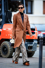 julia comil, brown leather jacket, brown leather coat, black sunglasses, chanel sunglasses, long jacket, flare pants, sequins pants, embroidered jeans, floral embroidered pants, golden pants, wedge shoes, camel leather sandals, high heels sandals, bicolor bag, white leather bag, black leather bag, fashion week, frenchystyle, FW, jonathan paciullo, street style, PFW, PARIS, SPRING SUMMER 2021, SS 21, vertical, full length