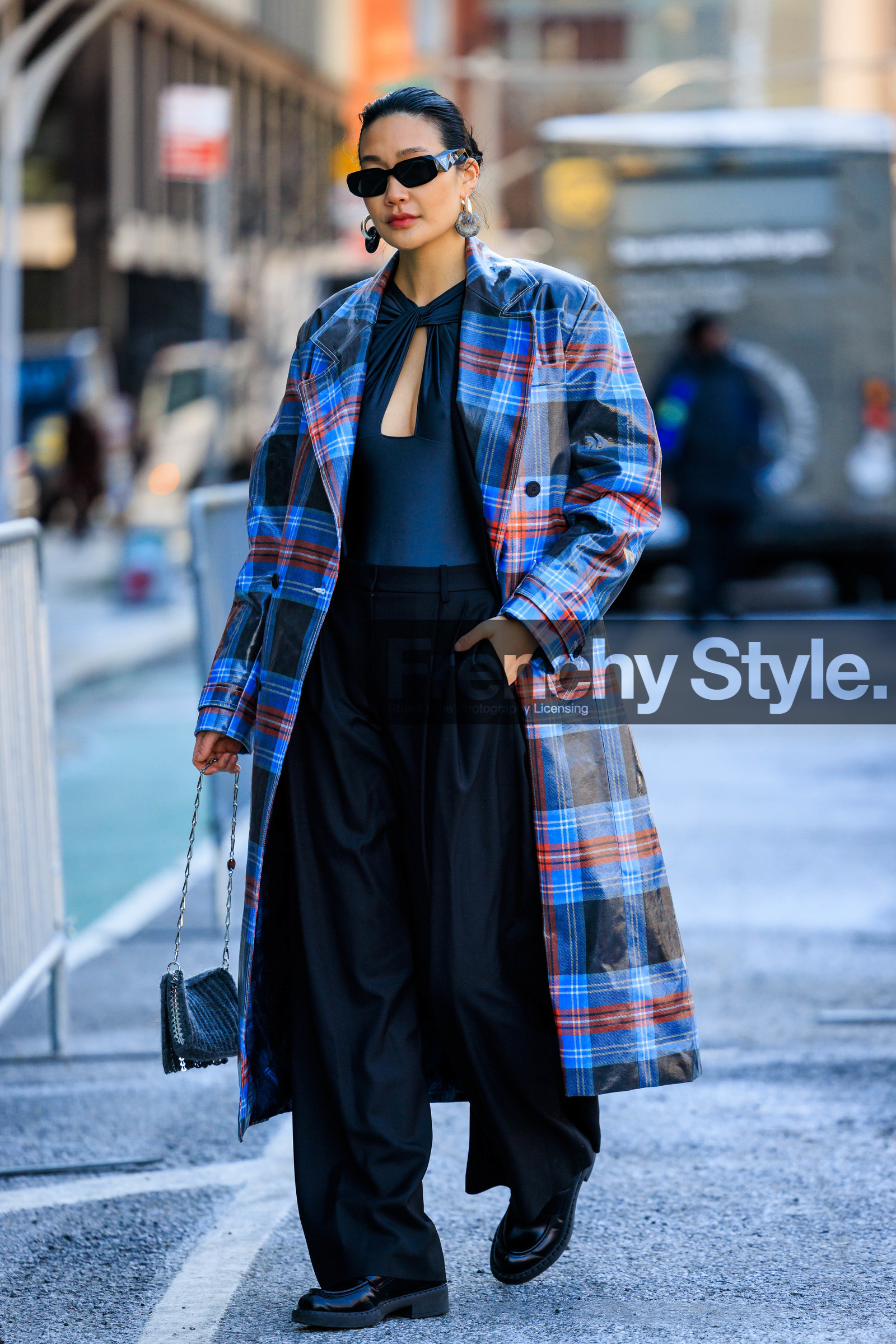 plaid long coat, printed winter coat, blue and red coat, winter look, multicolored coat, black pants, flared pants, leather shoes, black leather derbies, prada sunglasses, black sunglasses, coperni low cut top, coper black top, black top, big creole, big loops, big loops earrings, paco rabbane handbag, knitted handbag, grey handbag, fashion week, frenchystyle, FW, jonathan paciullo, street style, NYFW, NEW YORK, AUTUMN WINTER 2022-2023, FALL WINTER 2022_2023, FW 22-23, vertical, full length