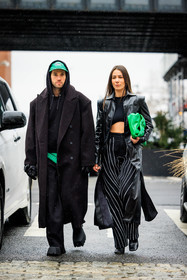 black full look, black trench, long trench coat, black leather trench, chunky boots, striped black and white pants, high waist pants, black cropped top, green cap, green pouch bag, puffy green pouch, black hoodie, JS roques, alice barbier, fashion week, frenchystyle, FW, jonathan paciullo, street style, NYFW, NEW YORK, AUTUMN WINTER 2022-2023, FALL WINTER 2022_2023, FW 22-23, vertical, full length
