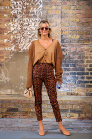 adenorah, beige bag, beige shoes, brown pants, brown sweater, graphic pants, leather bag, leather shoes, necklace, printed pants, sunglasses, trousers, fashion week, frenchystyle, FW, jonathan paciullo, street style, LFW, LONDON, SPRING SUMMER 2019, SS 19, vertical, full length