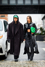 black full look, black trench, long trench coat, black leather trench, chunky boots, striped black and white pants, high waist pants, black cropped top, green cap, green pouch bag, puffy green pouch, black hoodie, JS roques, alice barbier, fashion week, frenchystyle, FW, jonathan paciullo, street style, NYFW, NEW YORK, AUTUMN WINTER 2022-2023, FALL WINTER 2022_2023, FW 22-23, vertical, full length