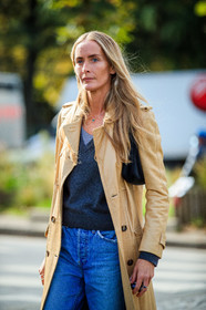 beige leather jacket, white leather sneakers, blue jeans, flare jeans, denim, grey pullover, long jacket, PARIS, PFW, fashion week, frenchystyle, FW, jonathan paciullo, street style, SPRING SUMMER 2021, SS 21, vertical, atmosphere details, detail, model