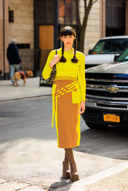 knitted look, full yellow look, knitted cut out top, dual toned skirt, brown highknee boots, brown plaform boots, brown boots, mini hanbag, braided piggy tails, fringe hair, vienna skye, street style, jonathan paciullo, FW, frenchystyle, fashion week, NYFW, NEW YORK, AUTUMN WINTER 2022-2023, FALL WINTER 2022_2023, FW 22-23, vertical, full length