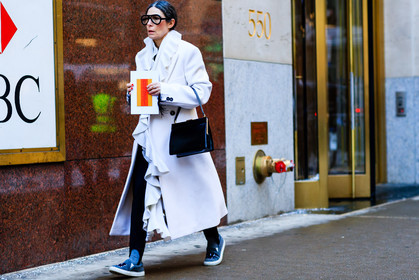 atmosphere details, AUTUMN WINTER 2017-2018, AW 17-18, black bag, FALL WINTER 2017-2018, fashion week, frenchystyle, full length, FW, FW 17-18, horizontal, jonathan paciullo, leather bag, NEW YORK, NYFW, street style, sunglasses, Véronique Tristram, white coat, white scarf