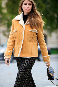 monica ainley, fur coat, suede coat, camel coat, camel suede coat, black pants, checked pants, studs pants, strassed pants, black leather bag, hand bag, quilted bag, chanel bag, chanel coat, chanel pants, lurex pants, PARIS, PFW, fashion week, frenchystyle, FW, jonathan paciullo, street style, SPRING SUMMER 2021, SS 21, vertical, atmosphere details, detail