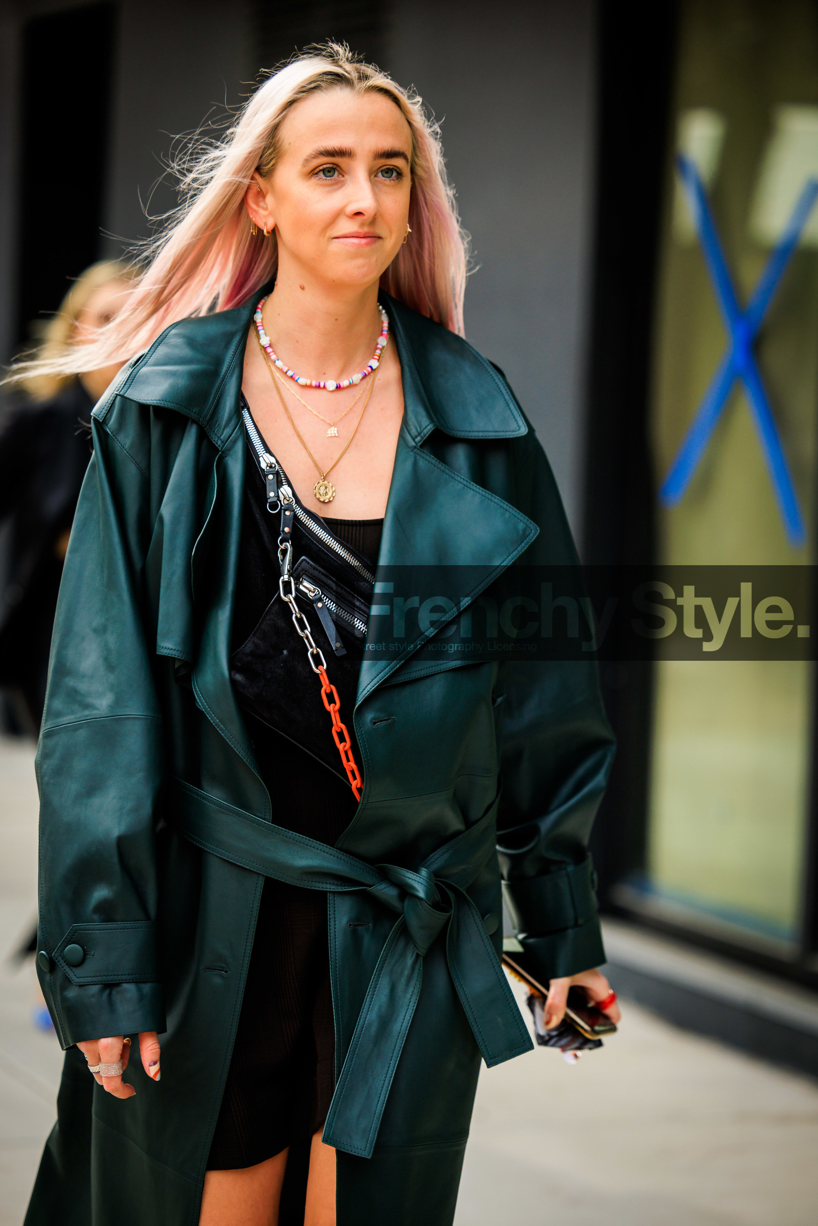 pink californian hairstyle, dark green leather trench coat, beads necklaces, black leather banana bag, fashion week, frenchystyle, FW, jonathan paciullo, street style, NYFW, NEW YORK, AUTUMN WINTER 2022-2023, FALL WINTER 2022_2023, FW 22-23, vertical, atmosphere details