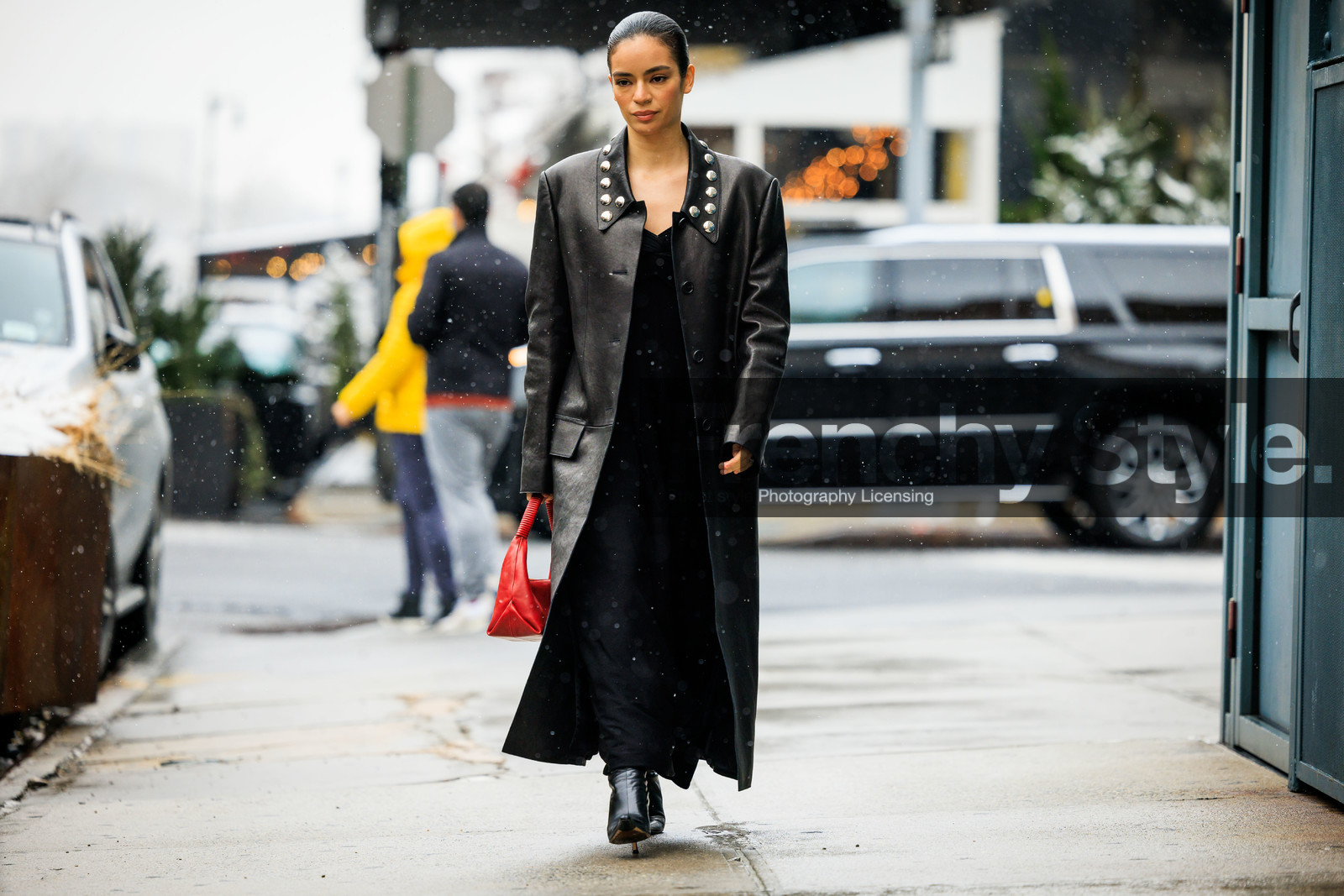 black full look, black long coat, purple leather coat, studs coat, red handbag, black boots, long black dress, leather handbag, mini handbag, leather trench, black leather boots, letaher boots, minimalist look, multicolor look, blue denim, denim trench, multicolor scarf, yellow scarf, purple longdress, miumiu booots, beige combat boots, chunky black boots, classic look, beige trench, glasses, black pants, coco baudelle, fashion week, frenchystyle, FW, jonathan paciullo, street style, NYFW, NEW YORK, AUTUMN WINTER 2022-2023, FALL WINTER 2022_2023, FW 22-23, atmosphere details, horizontal, full length