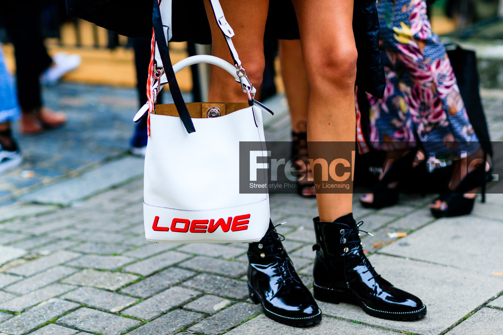 atmosphere details, black boots, detail, fashion week, frenchystyle, FW, horizontal, jonathan paciullo, leather bag, leather boots, leather shoes, LFW, loewe, LONDON, printed bag, SPRING SUMMER 2017, SS 17, street style, white bag, woman