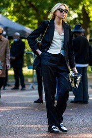 balck and white, bicolor loafers, bicolor mocassins, black blazer, black loafers, black mocassins, black pants, black suit, black sunglasses, blazer, Jane McFarland, loafers, mocassins, oversize sunglasses, pants, suit, sunglasses, waistcoat, white waistcoat, street style, jonathan paciullo, FW, frenchystyle, fashion week, PFW, PARIS, SPRING SUMMER 2022, SS 22, vertical, full length