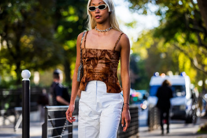 bag, brown top, chain necklace, choker, leather pants, paco rabanne bag, pants, printed top, silver bag, silver choker, sunglasses, top, Vanessa Hong, white pants, white sunglasses, street style, jonathan paciullo, FW, frenchystyle, fashion week, PFW, PARIS, SPRING SUMMER 2022, SS 22, horizontal, atmosphere details