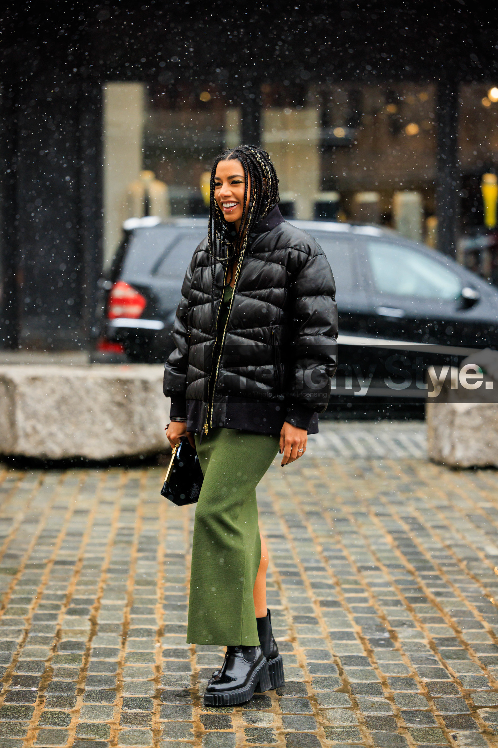 puffy jacket, black jacket, black winter jacket, long braids, olive green pants, black pouch, fashion week, frenchystyle, FW, jonathan paciullo, street style, NYFW, NEW YORK, AUTUMN WINTER 2022-2023, FALL WINTER 2022_2023, FW 22-23, vertical, full length