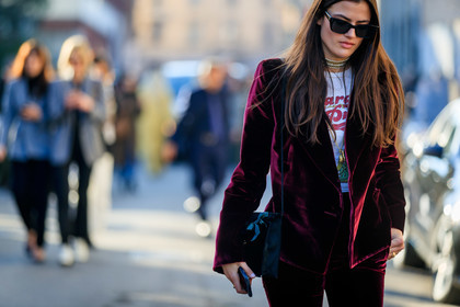 burgundy jacket, burgundy pants, velvet jacket, velvet pants, white t-shirt, letter printed t-shirt, printed t-shirt, black bag, velvet bag, shoulder bag, fashion week, frenchystyle, FW, jonathan paciullo, street style, MFW, MILAN, AUTUMN WINTER 2020-2021, FALL WINTER 2020-2021, FW 20-21, horizontal, atmosphere details, detail