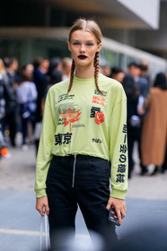 model, neon green top, long sleeves t-shirt, letter printed t-shirt, chinese signs printed t-shirt, make up, make up details, black lipstick, plaited hair, hair details, eye make up, black pants, zipped pants, slim pants, fashion week, frenchystyle, FW, jonathan paciullo, street style, MFW, MILAN, SPRING SUMMER 2020, SS 20
