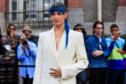 blue hair, hair details, haircut, ponytail, ponytail, white jacket, jacket dress, asymetrical dress, asymetrical jacket, low necked dress, low necked jacket, off white dress, off white jacket, multi rings, silvered ring, nail art, nails details, golden necklace, golden earrings, hoop earrings, claire laffut, fashion week, frenchystyle, FW, jonathan paciullo, street style, PFW, PARIS, AUTUMN WINTER 2021-2022, FALL WINTER 2021-2022, FW 21-22, atmosphere details, horizontal, detail