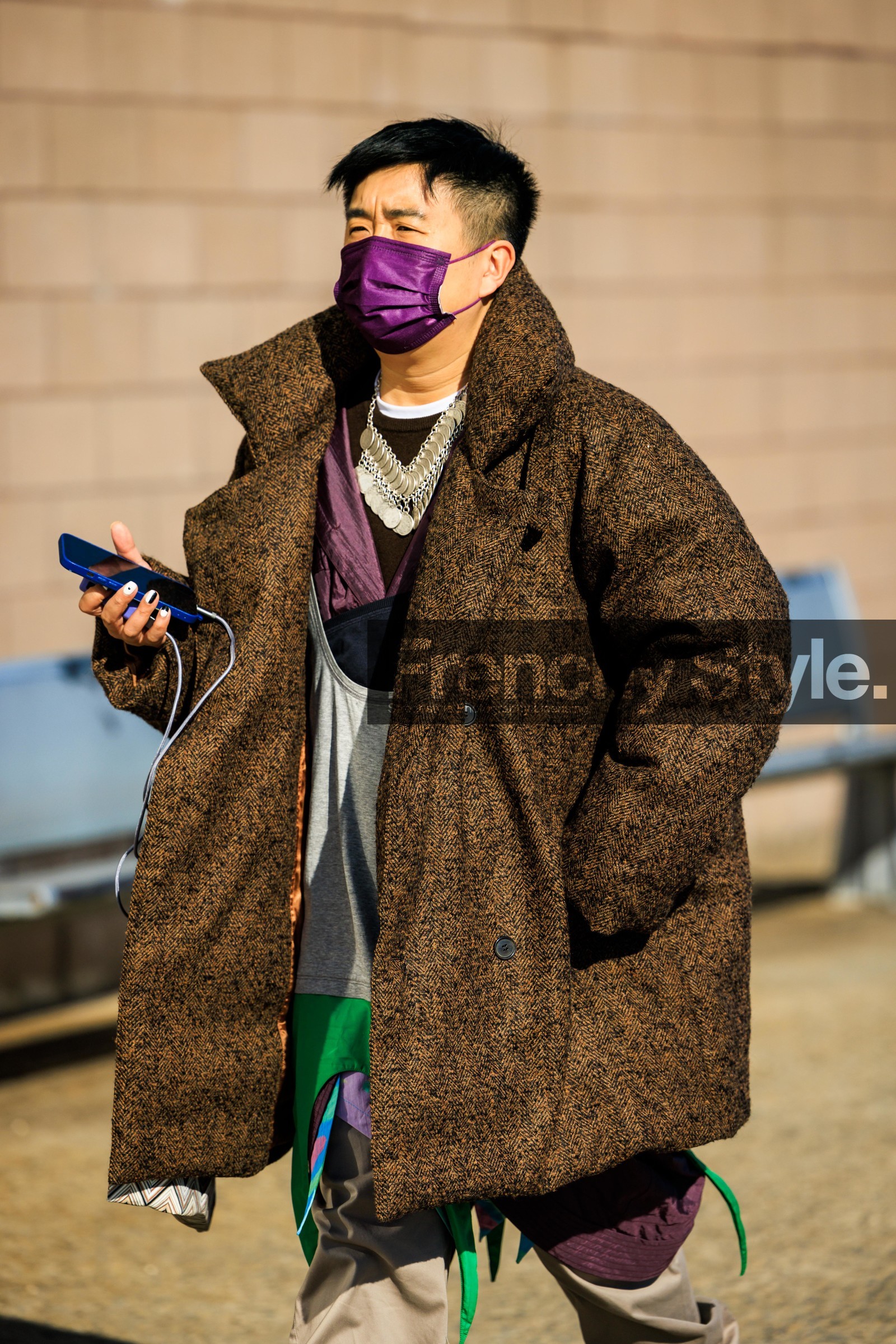 purple mask, oversized coat, brown winter jacket, puffy jacket, iphone, winter look, silver coins necklace, puple and grey pants, patchwork pants, fashion week, frenchystyle, FW, jonathan paciullo, street style, NYFW, NEW YORK, AUTUMN WINTER 2022-2023, FALL WINTER 2022_2023, FW 22-23, vertical, atmosphere details