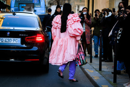 ruffle dress, pink dress, purple pants, multicolor handbag, flat sandals, long black hair, fashion week, frenchystyle, FW, jonathan paciullo, street style, AUTUMN WINTER 2022-2023, FALL WINTER 2022_2023, FW 22-23, PFW, PARIS, horizontal, atmosphere details, full length