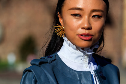 alberta ferretti look, alberta ferretti jacket, alberta ferretti top, white shirt, white blouse, high collar, high collar blouse, high collar shirt, ruffle blouse, ruffle collar shirt, ruffle shirt, close up detail, earring detail, collar details, golden earrings, big earrings, fashion week, frenchystyle, FW, jonathan paciullo, street style, MFW, MILAN, SPRING SUMMER 2021, SS 21, horizontal, atmosphere details, detail