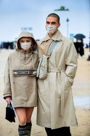 maisie williams, beige jacket, beige hoodie, jacket dress, mini dress, logo printed jacket, hoodie, zipped jacket, dior jacket, dior bag, crossbody bag, monogrammed bag, beige leather bag, green eyeliner, green eyeshadows, covid face mask, fashion week, frenchystyle, FW, jonathan paciullo, street style, PFW, PARIS, SPRING SUMMER 2021, SS 21, vertical, atmosphere details, detail