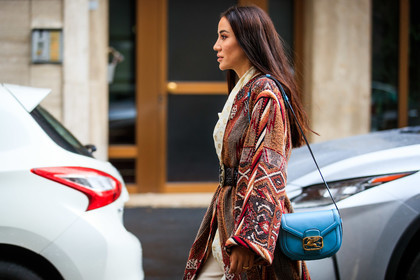 red jacket, red cardigan, ethnic printed jacket, ethnic printed cardigan, long jacket, long cardigan, belted jacket, belted cardigan, blue leather bag, shoulder bag, etro bag, etro belt, etro jacket, etro cardigan, close up detail, bag detail, geometrical printed jacket, geometical printed cardigan, tamara kalinic, street style, jonathan paciullo, FW, frenchystyle, fashion week, MFW, MILAN, SPRING SUMMER 2021, SS 21, horizontal, atmosphere details, detail