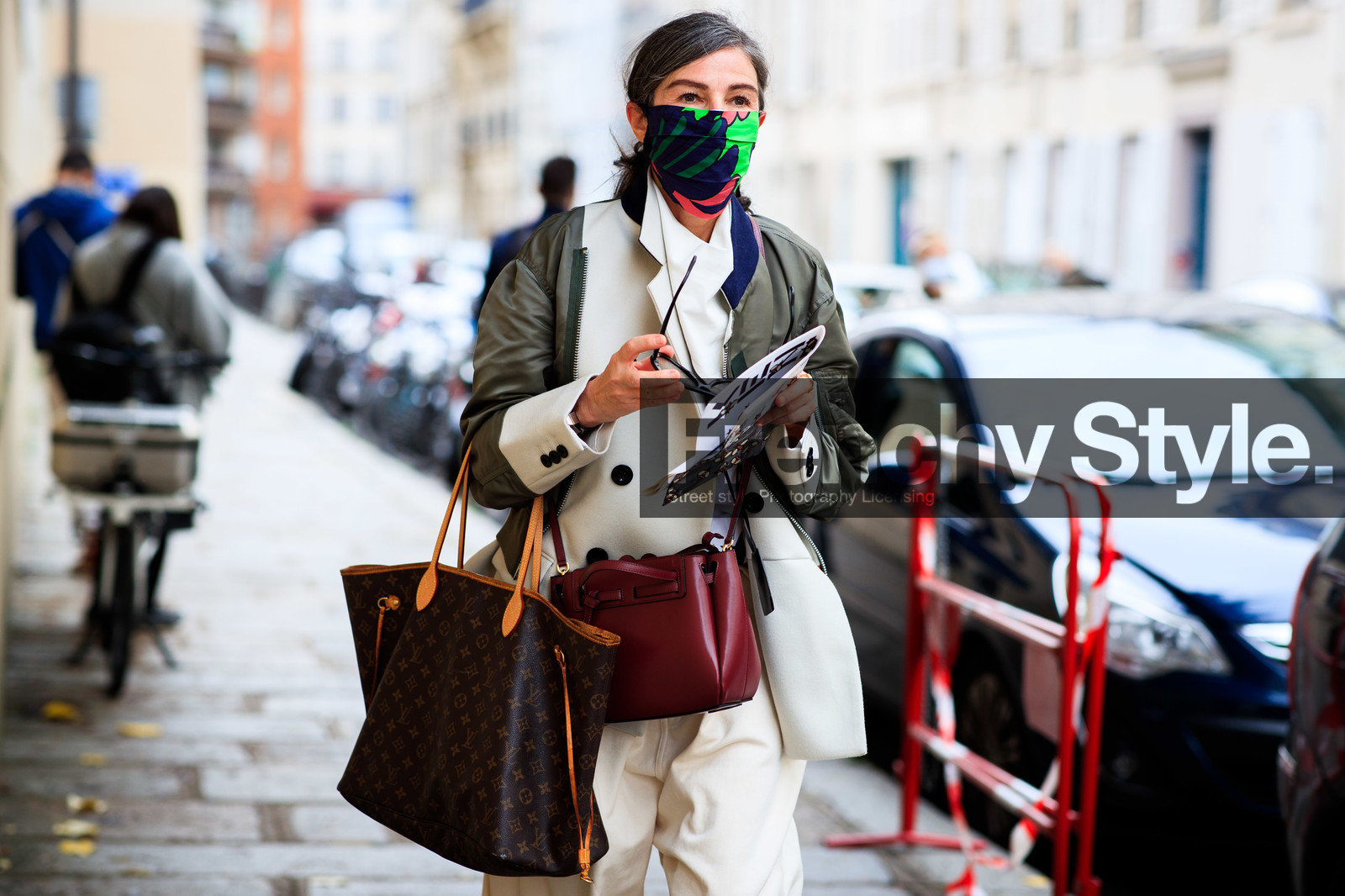 Véronique Tristram, white jacket, kaki bombers, zipped jacket, asymetrical jacket, louis vuitton bag, monogrammed bag, shopping bag, brown leather bag, hand bag, burgundy leather bag, crossbody bag, loewe bag, covid face mask, fashion week, frenchystyle, FW, jonathan paciullo, street style, PFW, PARIS, SPRING SUMMER 2021, SS 21, horizontal, atmosphere details, detail