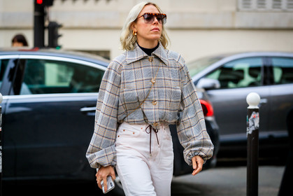 big sunglasses, square shape glasses, scale sunglasses, metalic frame sunglasses, light beige jacket, beige jacket, light grey jacket, checked jacket, plaid jacket, button jacket, cropped jacket, white jacket, denim, golden earrings, multi earrings, hoop earrings, fashion week, frenchystyle, FW, jonathan paciullo, street style, PFW, PARIS, horizontal, atmosphere details, detail