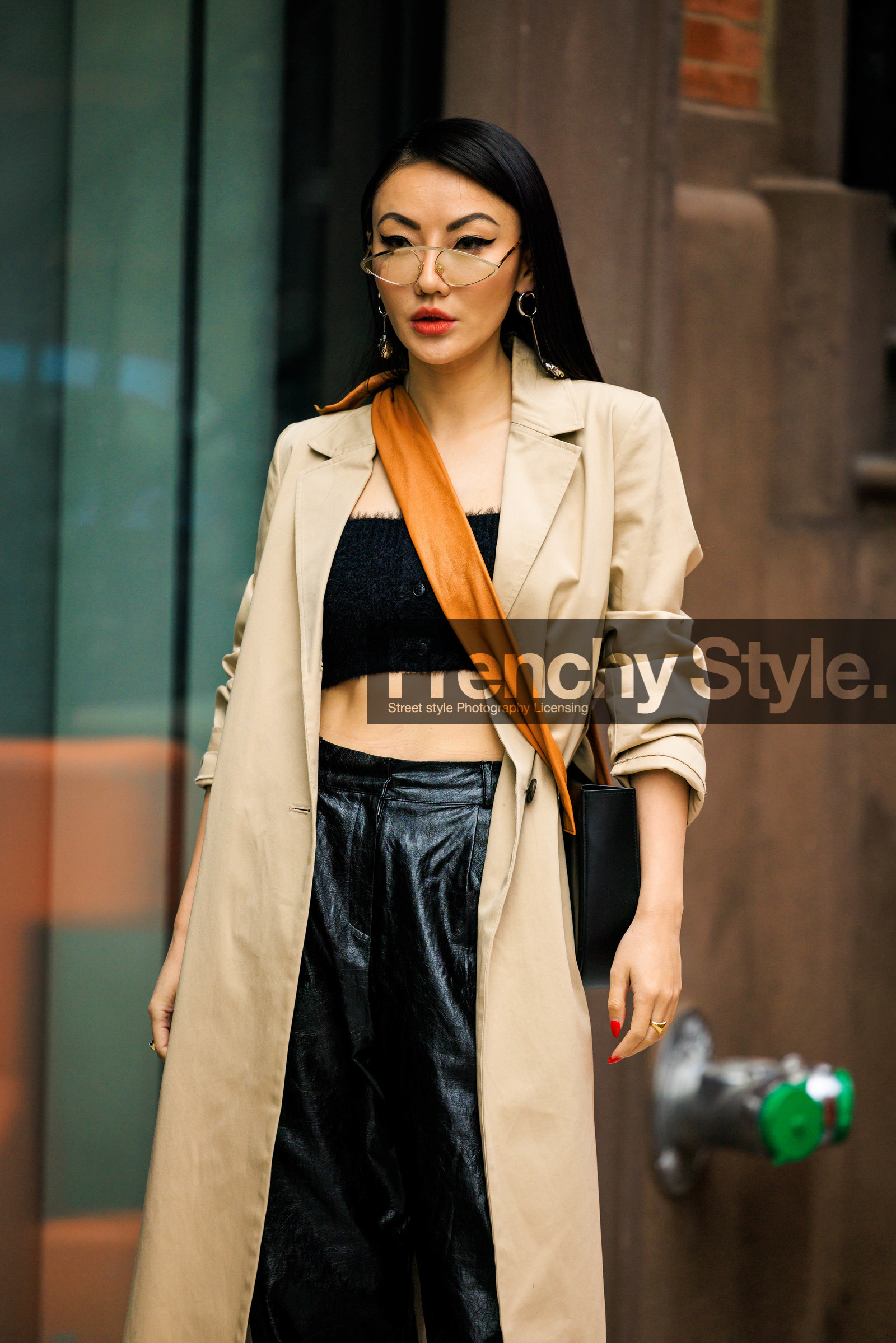 orange crossbody bag, beige long trench, black cropped top, baggy black leather pants, transparent glasses, red lips, jessica wang, fashion week, frenchystyle, FW, jonathan paciullo, street style, NYFW, NEW YORK, AUTUMN WINTER 2022-2023, FALL WINTER 2022_2023, FW 22-23, vertical, atmosphere details