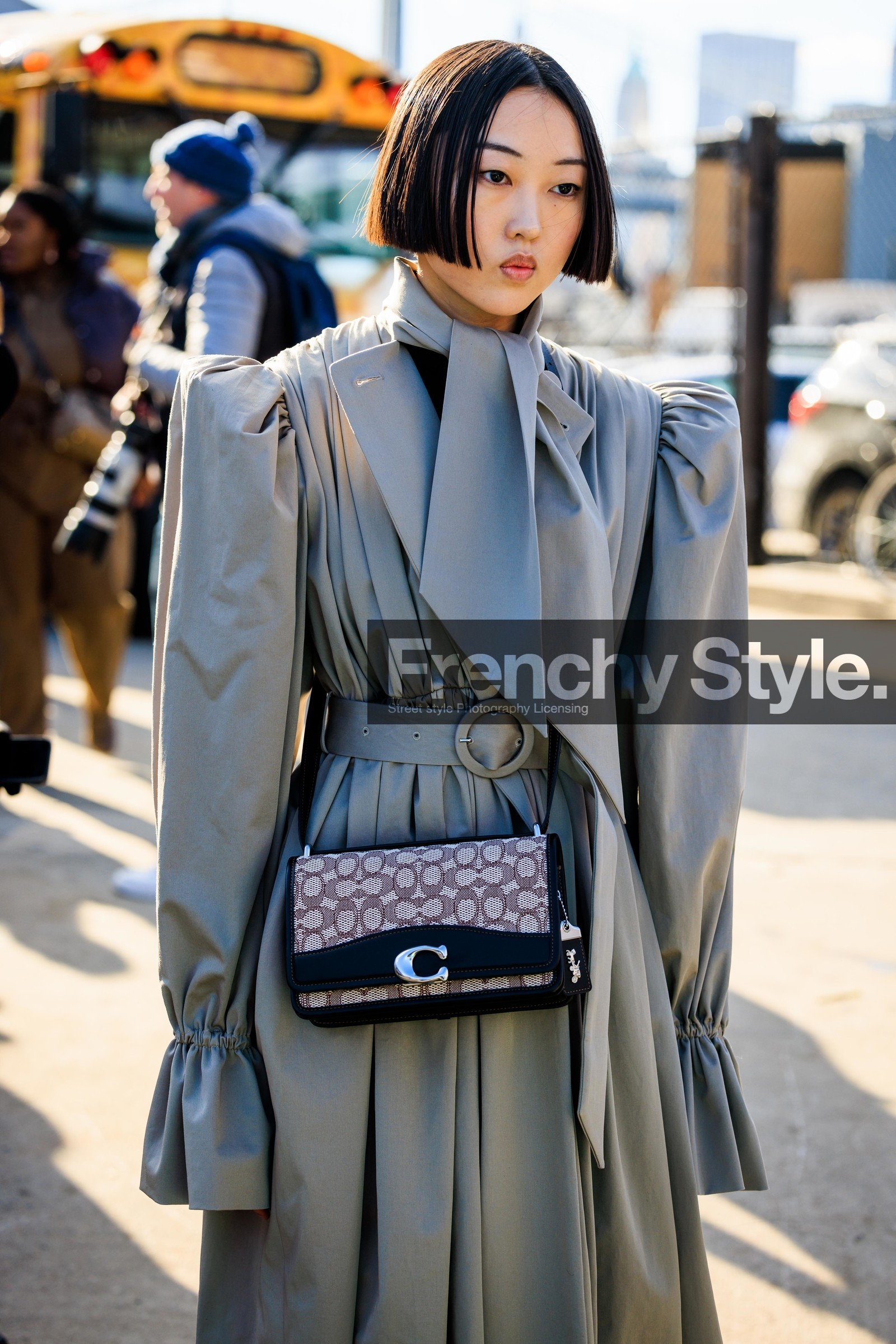 coach crossbody, coach logo bag, coach handbag, grey trench coat, ruffles trench coat, short hair, details, black straight cut pants, minimal look, grey full look, fashion week, frenchystyle, FW, jonathan paciullo, street style, NYFW, NEW YORK, AUTUMN WINTER 2022-2023, FALL WINTER 2022_2023, FW 22-23, vertical, atmosphere details
