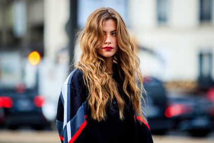clara berry, black shirt, black jacket, black t-shirt, striped shirt, striped jacket, red lipstick, grey shirt, red shirt, fashion week, frenchystyle, FW, jonathan paciullo, street style, PFW, PARIS, SPRING SUMMER 2021, SS 21, horizontal, atmosphere details, detail