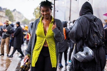 bag, black pants, color, flare pants, gold hoops, green shirt, hoops, pants, printed bag, shirt, tartan print, umbrella, yellow bag, yellow shirt, cardigan, grey cardigan, fashion week, frenchystyle, FW, jonathan paciullo, street style, PFW, PARIS, SPRING SUMMER 2022, SS 22, horizontal, atmosphere details