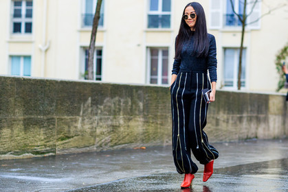 atmosphere details, AUTUMN WINTER 2017-2018, AW 17-18, black pants, black sweater, FALL WINTER 2017-2018, fashion week, frenchystyle, full length, FW, FW 17-18, high heels, horizontal, jonathan paciullo, leather shoes, PARIS, PFW, red shoes, street style, sunglasses, trousers, yoyo cao, zip