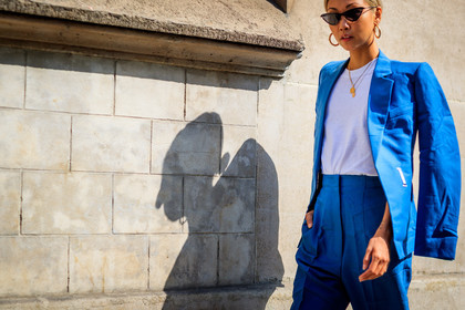 blazer, blue jacket, blue pants, blue suit, necklace, over the shoulder, sunglasses, trousers, white t shirt, PFW, fashion week, frenchystyle, FW, jonathan paciullo, street style, PARIS, horizontal, atmosphere details, detail, AUTUMN WINTER 2018-2019, FALL WINTER 2018-2019, FW 18-19, vanessa hong