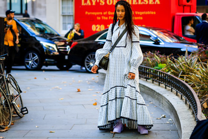 blue dress, braids, chloé, graphic dress, green bag, leather bag, leather shoes, printed dress, white sneakers, fashion week, frenchystyle, FW, jonathan paciullo, street style, LFW, LONDON, SPRING SUMMER 2019, SS 19, atmosphere details, horizontal, full length