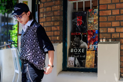 atmosphere details, black cap, black pants, black polo, detail, dior homme, fashion week, frenchystyle, FW, horizontal, jonathan paciullo, MENSWEAR, PARIS, PFW, printed top, SPRING SUMMER 2018, SS 18, street style, sunglasses, white shirt