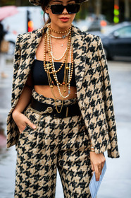 houndstooth printed jacket, houndstooth printed pants, houndstooth printed look, golden jacket, golden pants, lurex jacket, lurex pants, black bra, cropped top, black leather belt, chain belt, chanel belt, chanel necklace, chanel pants, chanel jacket, chanel total look, multi necklace, long necklace, pearl necklace, golden necklace, PARIS, PFW, SPRING SUMMER 2020, SS 20, fashion week, frenchystyle, FW, jonathan paciullo, street style, vertical, atmosphere details, detail