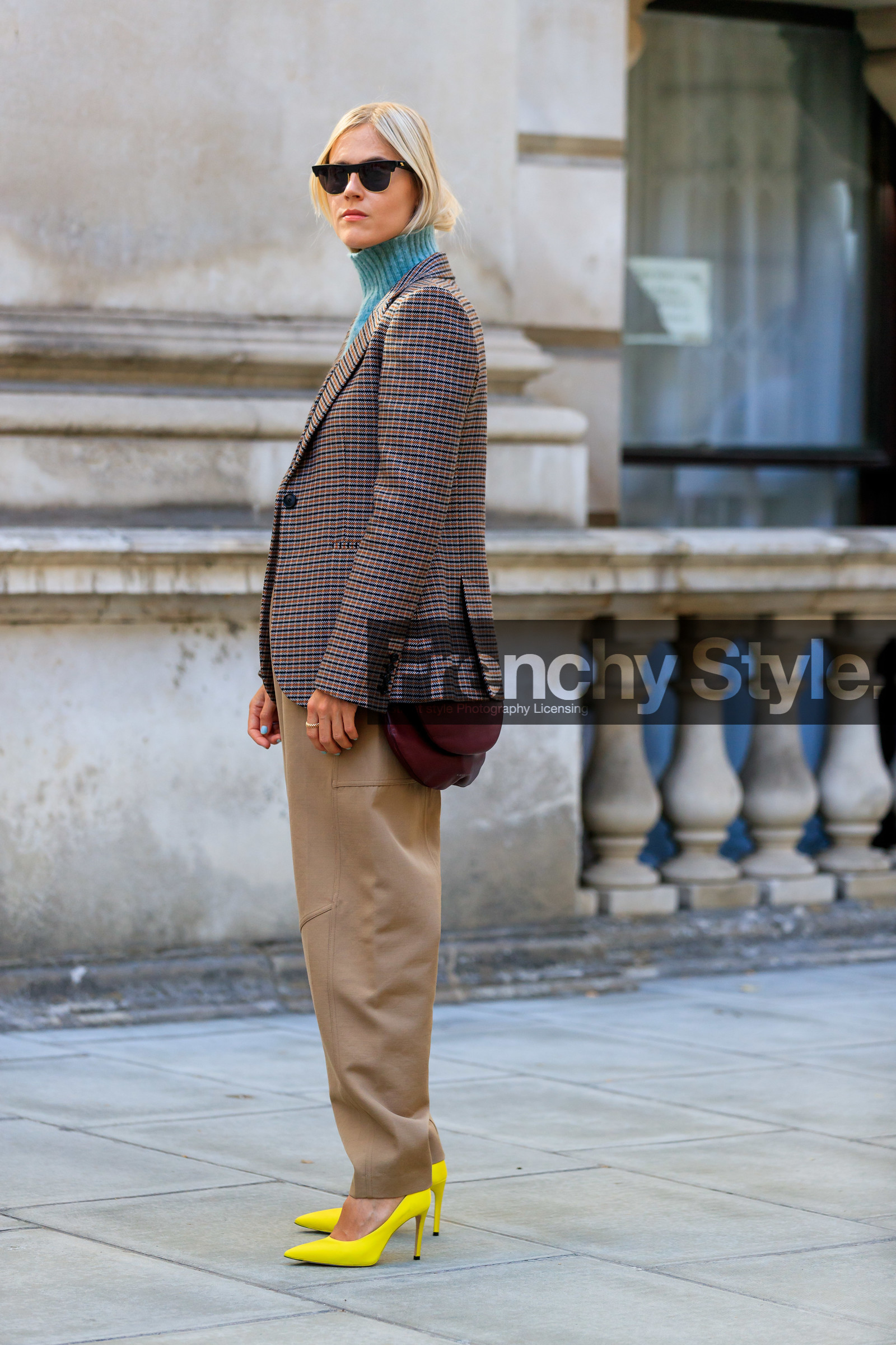 linda tol, turtleneck pullover, light blue pullover, checked jacket, beige pants, oversize pants, carrot pants, black sunglasses, butterfly sunglasses, metalic frame sunglasses, cartier ring, yellow shoes, sharp end shoes, crossbody bag, burgundy leather bag, high heels shoes, fashion week, frenchystyle, FW, jonathan paciullo, street style, vertical, full length