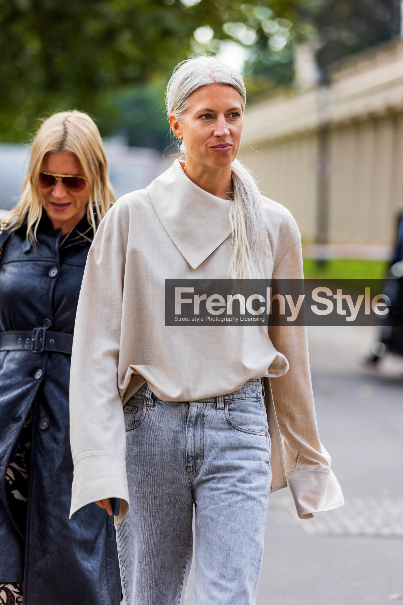 Sarah Harris, shirt, blouse, beige, denim, fashion week, frenchystyle, FW, jonathan paciullo, street style, SS 22, SPRING SUMMER 2022, LFW, LONDON, vertical, atmosphere details, detail