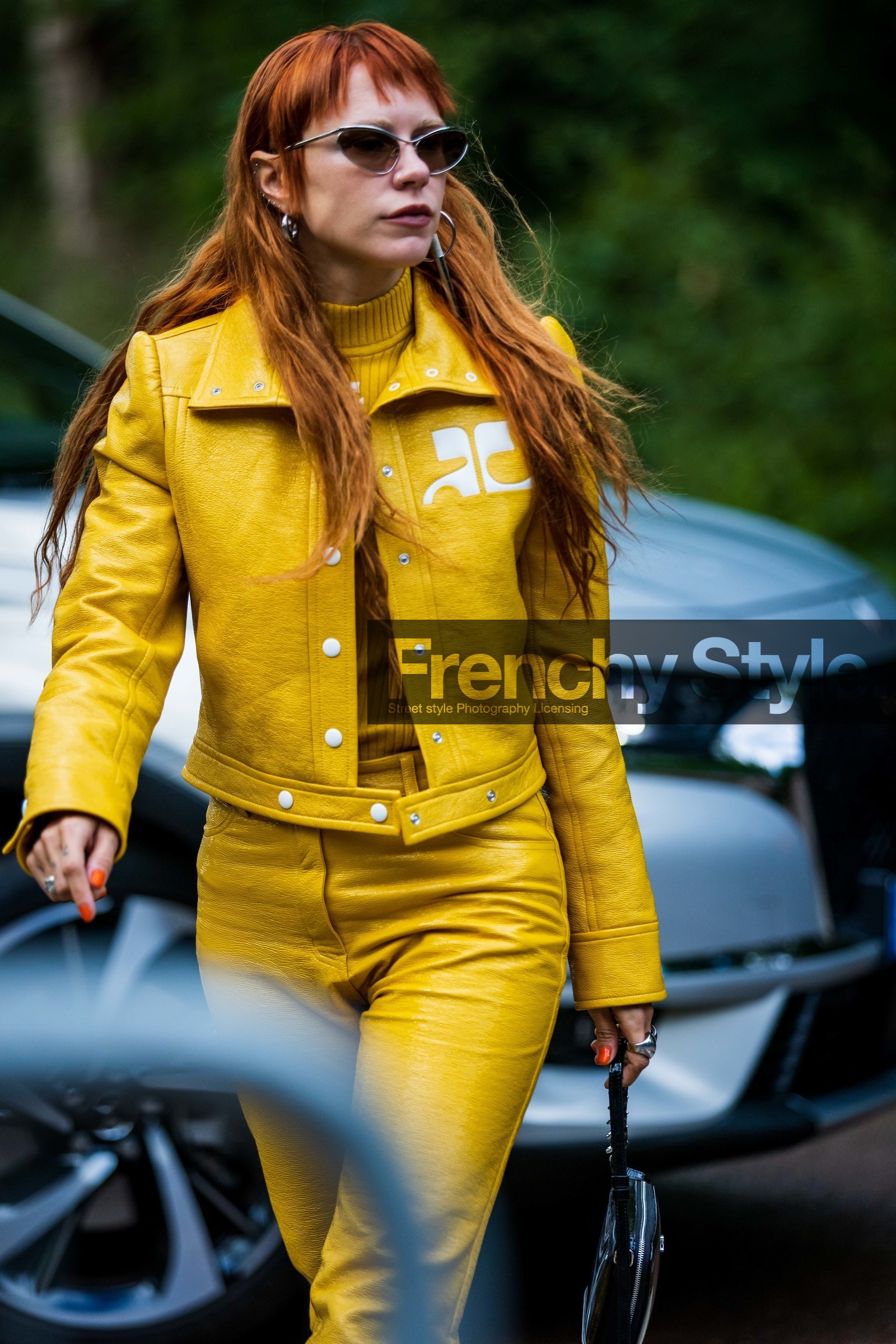 black bag, color, courreges jacket, courreges look, Courtney Trop, jacket, leather pants, pants, sunglasses, turtleneck, yellow jacket, yellow monochrome, yellow pants, yellow turtleneck, street style, jonathan paciullo, FW, frenchystyle, fashion week, PFW, PARIS, SPRING SUMMER 2022, SS 22, vertical, atmosphere details