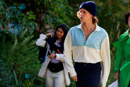light blue sweat shirt, lacoste sweatshirt, white sweatshirt, PARIS, PFW, SPRING SUMMER 2020, SS 20, fashion week, frenchystyle, FW, jonathan paciullo, street style, horizontal, atmosphere details, detail