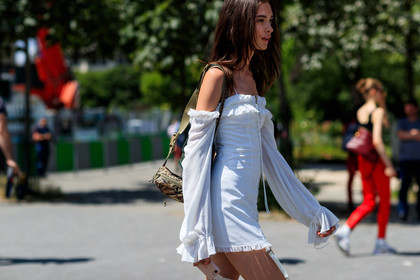 green bag, leather bag, white dress, fashion week, frenchystyle, FW, jonathan paciullo, street style, PFW, PARIS, horizontal, atmosphere details, detail, model, AUTUMN WINTER 2018-2019, FALL WINTER 2018-2019, FW 18-19