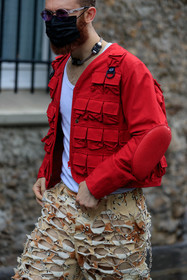 purple sunglasses, silvered sunglasses, metalic frame sunglasses, round shape sunglasses, red jacket, multi pocket jacket, fishnet shorts, military printed shorts, beige shorts, off white jacket, off white shorts, big necklace, silver necklace, big chain necklace, off white total look, off white necklace, fashion week, frenchystyle, FW, jonathan paciullo, street style, PFW, PARIS, AUTUMN WINTER 2021-2022, FALL WINTER 2021-2022, FW 21-22, vertical, atmosphere details, detail